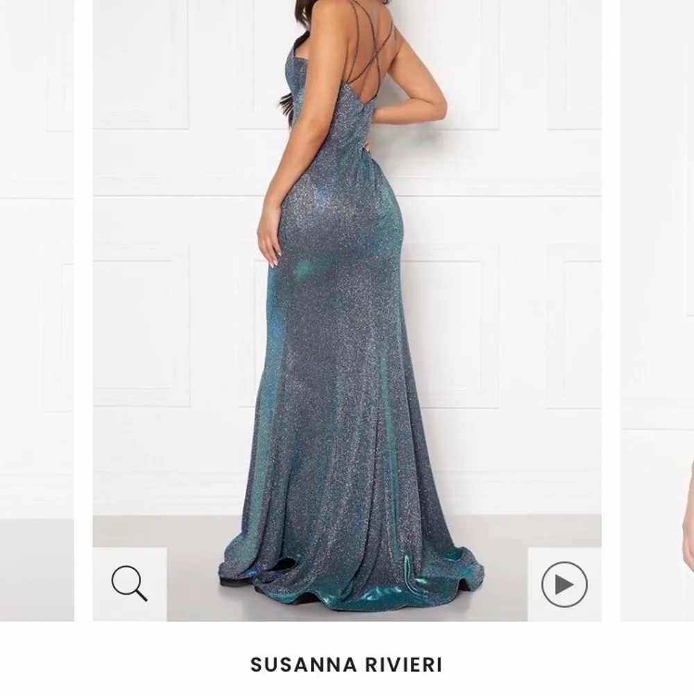 Säljer denna fantastiskt fina klänning. Köpt här på Plick, säljer då storleken inte passade mig. Jag har därmed aldrig använt den och klänningen är därför i mycket fint skick💞 Orginalpris: 2519 kr. Mitt pris: 400🌟 köparen står för frakten🥰. Klänningar.