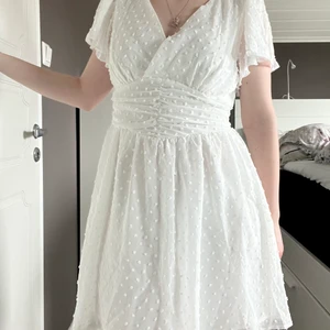 Vitklänning/studentklänning/skolavslutni - Helt ny klänning köpt till studenten som jag inte kunde skicka tillbaka när jag hittade en annan klänning. Storlek small 