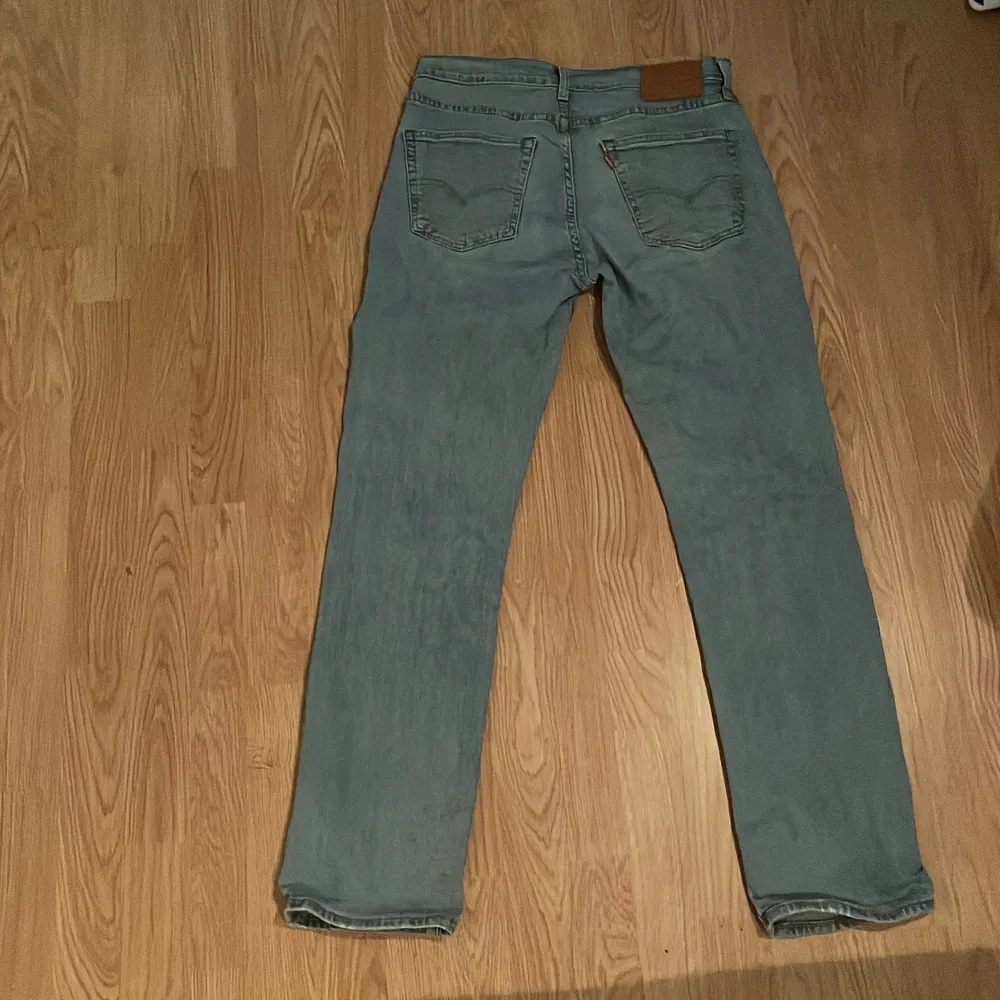 Ett par Levis jeans som är hyfsat bra skick. Använt ett par gånger och gillar dom men dom passar inte längre. Köpt för ca 1000 o säljs för 200 kr. Storlek W/31 och    L/32. Jeans & Byxor.