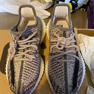 Adidas yeezy boost 350 v2 Zyon 36.5  - Helt ny skick, oanvänd, alla og finns. Kvitto finns. Finns hämta i sthlm eller frakt 