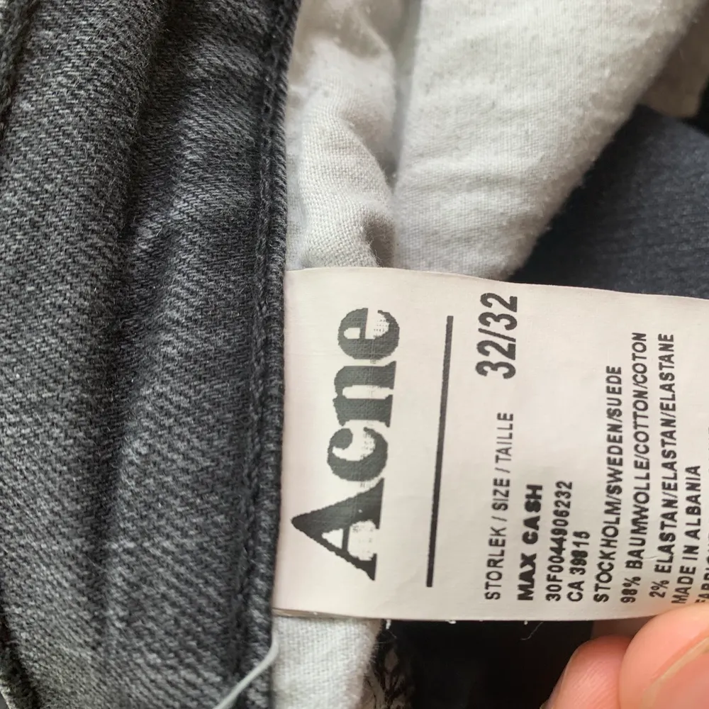 Svarta Acne max cash jeans i storlek 32/32 men skulle säga att de mer är 32/30. Nypris 2200. Jeans & Byxor.