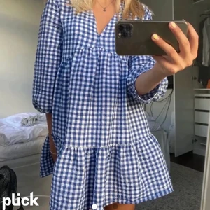 Zara Rutig Klänning - Säljer denna slutsålda klänning från Zara i storlek S. Bilden är lånad! Den är använd Max 5 ggr och är som ny! Om det är många intresserade startar jag budgivning. Buda bara om du tänker köpa, annars anmäls kontot! 💖💖💖