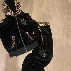 Vintage roberto cavalli sett - Mjukis sett från år tillbaka, älskar modellen. Low Waisted byxor och skulle säga att koftan är i S och byxorna xs