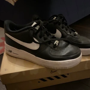 Nike air force 1 - Äkta Nike air force 1 skor som endast är använda ett fåtal gånger, superfin skick! Storlek 38,5.