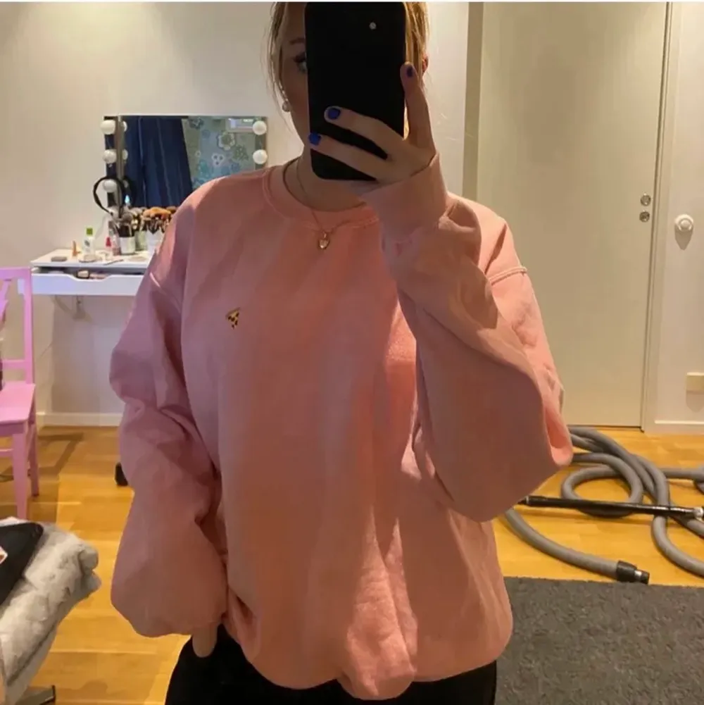 Jätteskön rosa sweatshirt från Nelly. . Tröjor & Koftor.