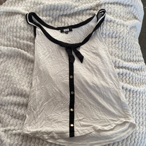 Linne  - Fint linne som tyvärr ä för stort på mig som vanligtvis brukar ha storlek S❤️