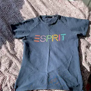 Marinblå t-shirt från Esprit med färgglad logga på bröstet. Liten vit logga i nacken. Storlek M. Måttligt använd