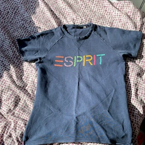 Esprit marinblå t-shirt färgglad logga - Marinblå t-shirt från Esprit med färgglad logga på bröstet. Liten vit logga i nacken. Storlek M. Måttligt använd