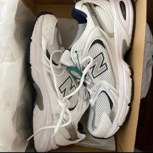 New balance 530 - Säljer dessa assnygga skor, new balance 530 navy, köpte fel storlek tyvärr 😢det är man-storlek på dom men passar alla! Första bilden lånad 💕osäker på frakten. heeelt nya, jättesvåra att få tag i. 