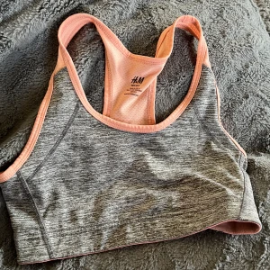 Sport-bh H&M - Säljer sport-bh från H&M strl S