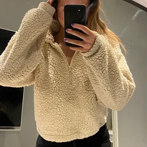 teddytröja - så snygg teddytröja från bikbok, nyskick och säljer pga att den inte kommer till användning😁