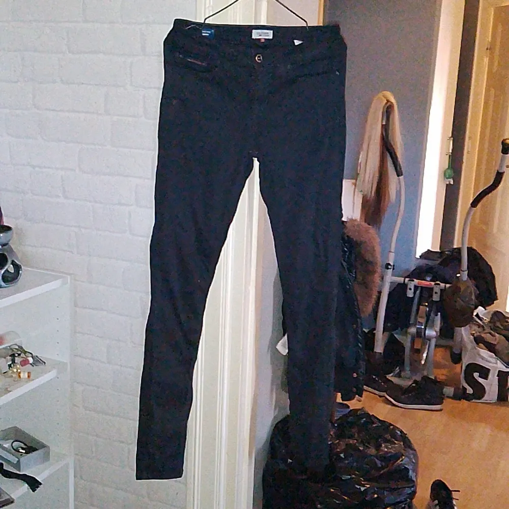 Mid rise Skinny jeans med lite glans på det svarta använda 2ggr i gott skick stretchigt i midjan . Jeans & Byxor.