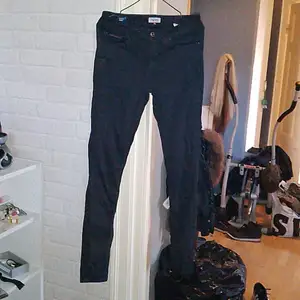 Mid rise Skinny jeans med lite glans på det svarta använda 2ggr i gott skick stretchigt i midjan 