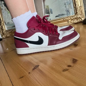 Air Jordan 1 Low - Jordans i storlek 40, köpta i Januari 2020 från Zalando, dom är slitna se bild 3, annars i bra skick:) skriv om du har några frågor! frakten ingår !!! (Inte spårbar frakt)<3