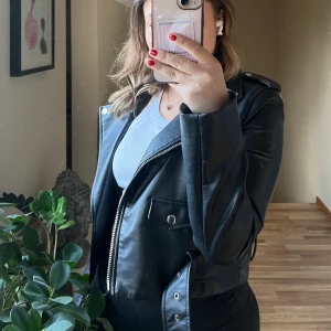 Skinnjacka  - Skinnjacka från zara i storlek M, skulle dock säga att den passar S också om man vill ha den lite större🥰