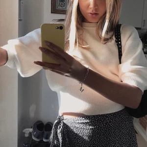 Stickad T-shirt - Vit stickat T-shirt från bikbok💕