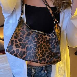 Supersöt leopard väska! Skriv ifall du har några frågor 🥰 Frakt: 26kr