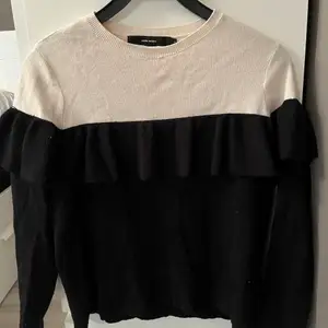 Stickad tröja i krämvit/svart från Vero Moda 