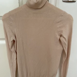 Polotröja från zara - Beige polo tröja från zara. Jag har bara använt den en gång. Väldigt stretchig material så skulle även passa en person som mär storlek small. Inga defekter. 