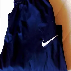 Mörkblå Nike Originals byxor för barn i i nyskick. Har för mycket kläder så kör lite rensning hemma, så dessa har använts 1 gång. . Köptes för 399:-   Storlek XS/M  (CA 8-10år) , små i storlekarna. Fräsha o som nya. Fler bilder kan skickas vid intresse 🛍️📦💌