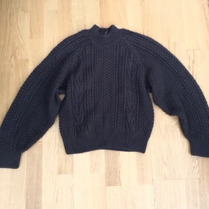 Stickad tröja - Säljer denna kabelstickade mörkbruna tröja som är nästintill oanvänd🌟❤️