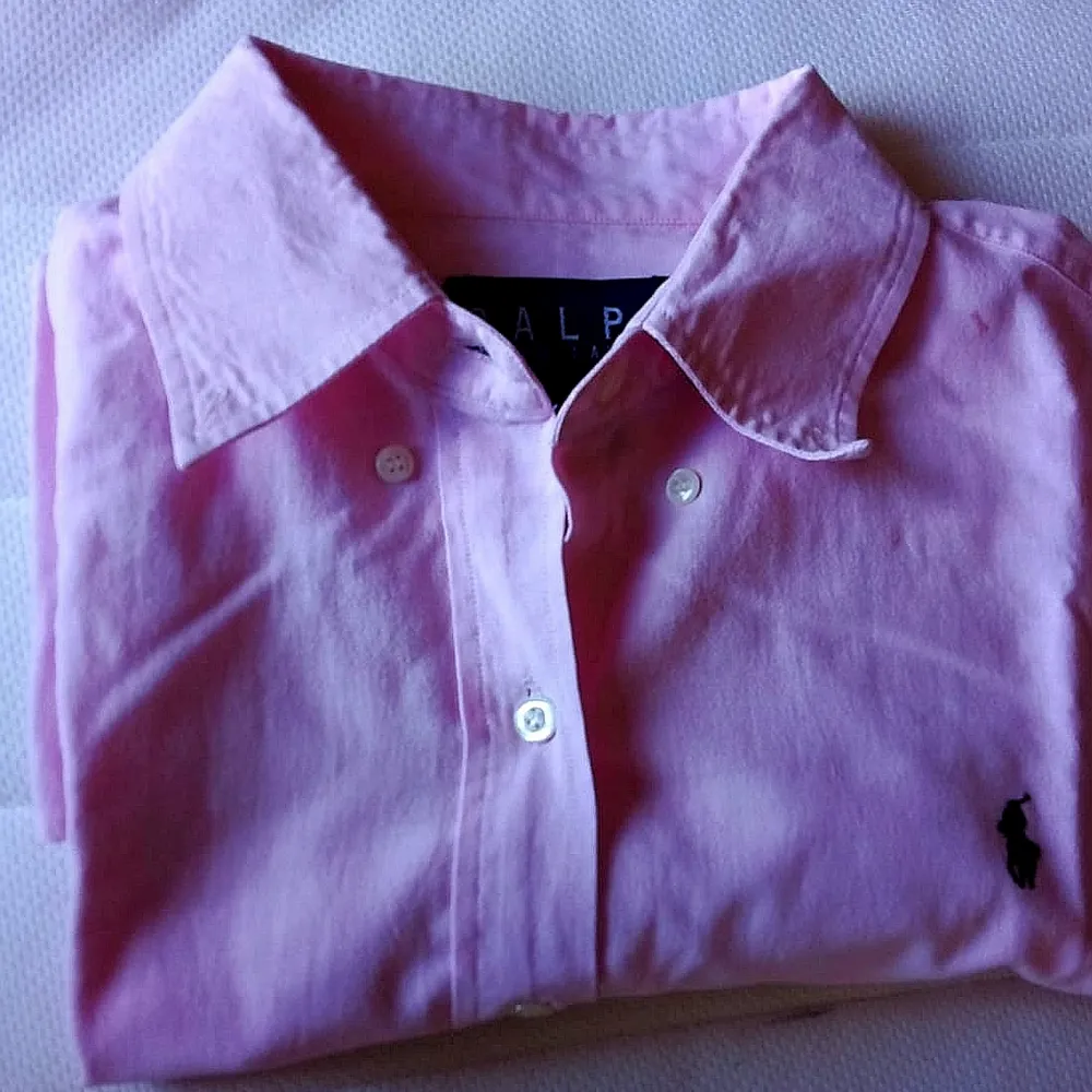 Ny/oanvänd Ralph Lauren pike i snygg ljus rosa samt skönt luftigt material, perfekt nu för kommande sommartider. Säjes då den aldrig används och kan ev glädjas någon annan.                   STORLEK. Medium (små i stotlekarna), som Small. Köptes för 689:-. Fler bilder kan skickas vid intress📦💌🛍️. Skjortor.