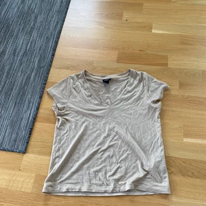 T-shirt Lindex  - Jag säljer en jätte mjuk och skönt t-shirt från Lindex.😍 den är i storlek xs📍 nyköpt för 100kr💕 