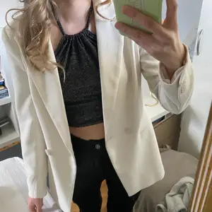 Säljer denna blazer i vit/gräddvit färg från H&M. Köpt för några år sedan så finns inte längre i butik och den är endast använd en gång. Storlek 34  🤍