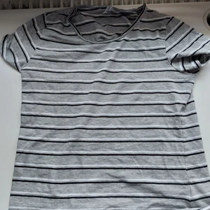 Tröja från HM - Lite liten i storleken, sitter mer som en S ifall du har lite bredare axlar.  20 kr+frakt