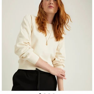 Sweatshirt storlek xs - Kappahl - Vit/beige sweatshirt från Kappahl i storlek xs! Liite puffiga i armarna vid axlarna (se bild). Aldrig använd! Nypris 299kr. Frakt tillkommer 🧡