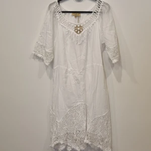 Sommar/strandklänning strl XL - Vit sommarklänning (lite transparens så man kan använda den som en strandklänning) aldrig använd. Köpt utomlands.