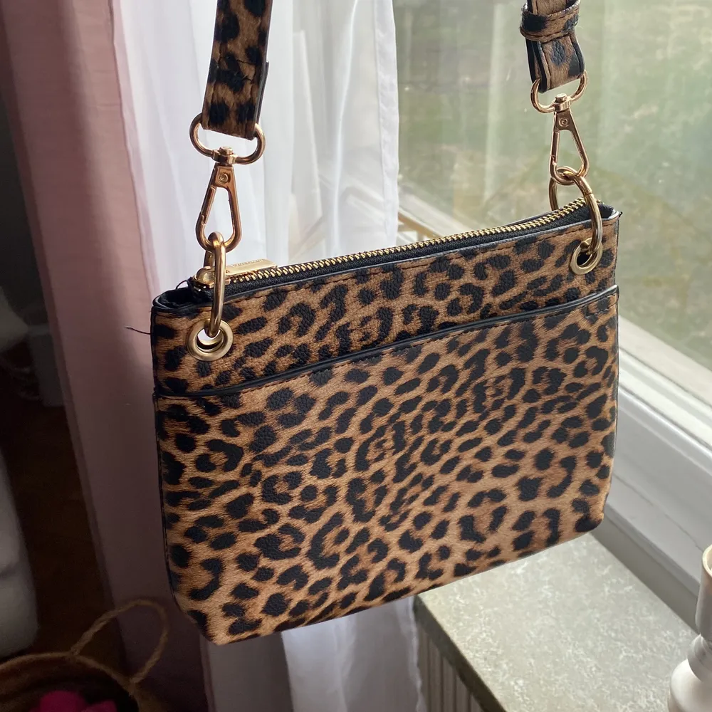 Leopard väska med guld detaljer . Väskor.