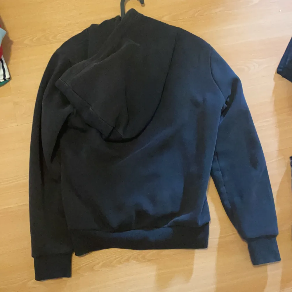 En svart jättefin adidas hoodie som jag köpte hos adidas alldrig använd. Köptes för 649kr men säljer för 350kr + frakt 👚💕. Hoodies.