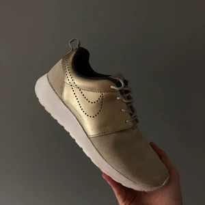 Nikes (guld och beige) strl 39  - Säljer mina nikeskor som är i fint skick och superbekväma. Säljs pga att de inte kommit till användning. Använda ca 3 ggr. Frakten ingår i priset :) 