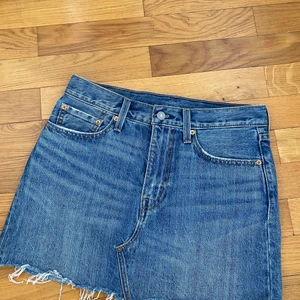 Jeanskjol från Levis  - Säljer denna snygga kjol från Levis, storlek 28, så fin jeansfärg och perfekt till sommaren!