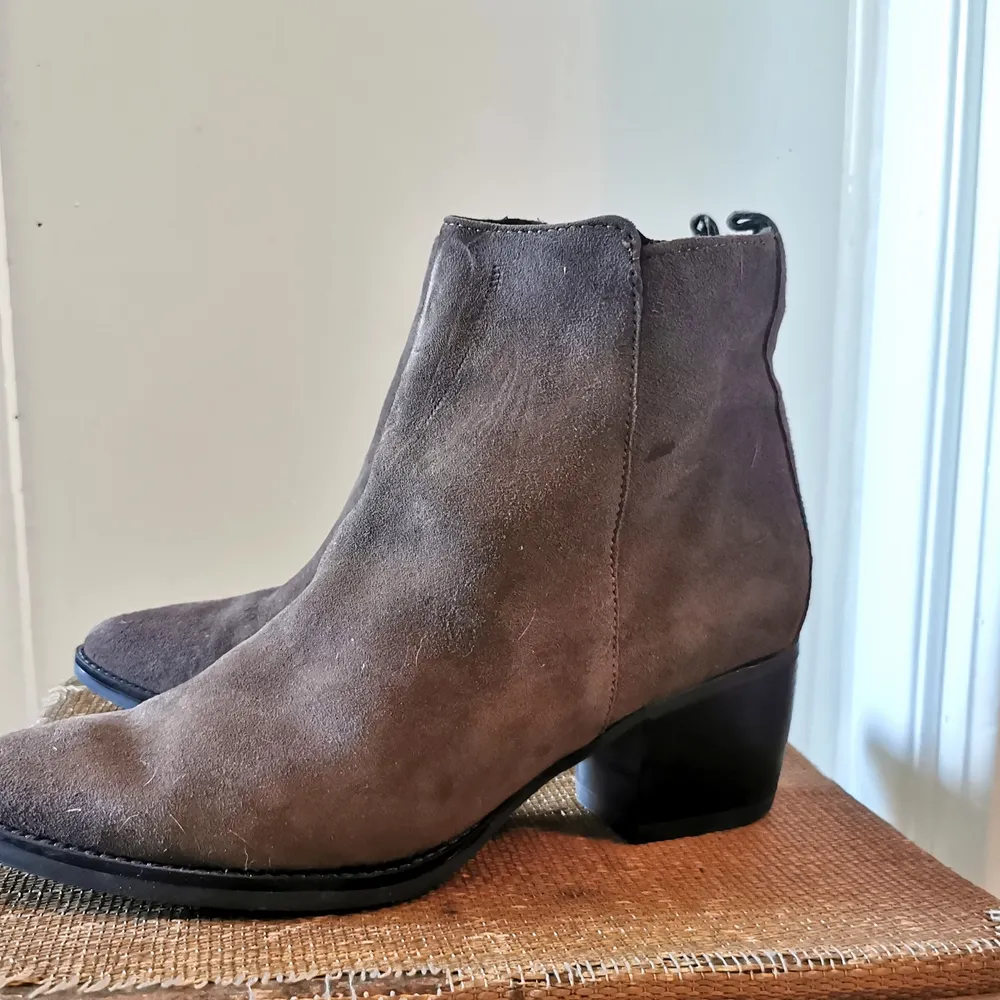 Stilrena mocka boots med bred klack. Otroligt sköna som går att både klä upp och användas till vardas. Tyvärr något förstora för mig, därav säljer jag de nu 🤍. Skor.