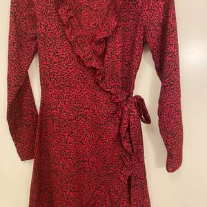 Jätte fin röd leopard mönstring klänning från Amelie & Me i strl xs❤️ inte alls använd så mycket. (Köpare står för fraktk) 
