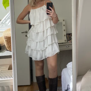 Volangklänning - Världens finaste klänning från second female!!! Med volanger😍 Perfekt till studenten / skolavslutning! Oanvänd, nypris: 1500kr❤️😍🌟😇🥰💖