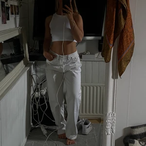 Levis retro Jeans - Står ingen storlek, liten släck på baksida som säkert går att tvätta bort. Använder aldirg. Står ingen storlek på byxorna men skulle säga att dem är lite stora på mig som brukar ha 38 i byxor! Men sitter snyggt oversized. Jag är 169 och dem är långa på mig. Hör av er vid mer frågor eller bilder❤️