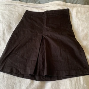 Fin kjol från Zara - Jätte fin kjol från Zara som är för står. Är öppen där bak och där fram men kan sicka bild privat. Står att det är stolek M men själv är jag S. Köparen står för frakt 