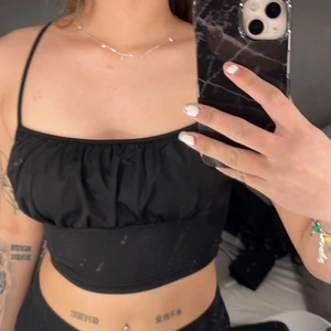 Topp - En topp med fina detaljer vid brösten. Storlek S och aldrig kommit till användning så toppen är i fint skick. 