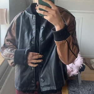 Läderjacka  - Aldrig använd. Inte så tjock så passar även nu till våren och sommaren 😊