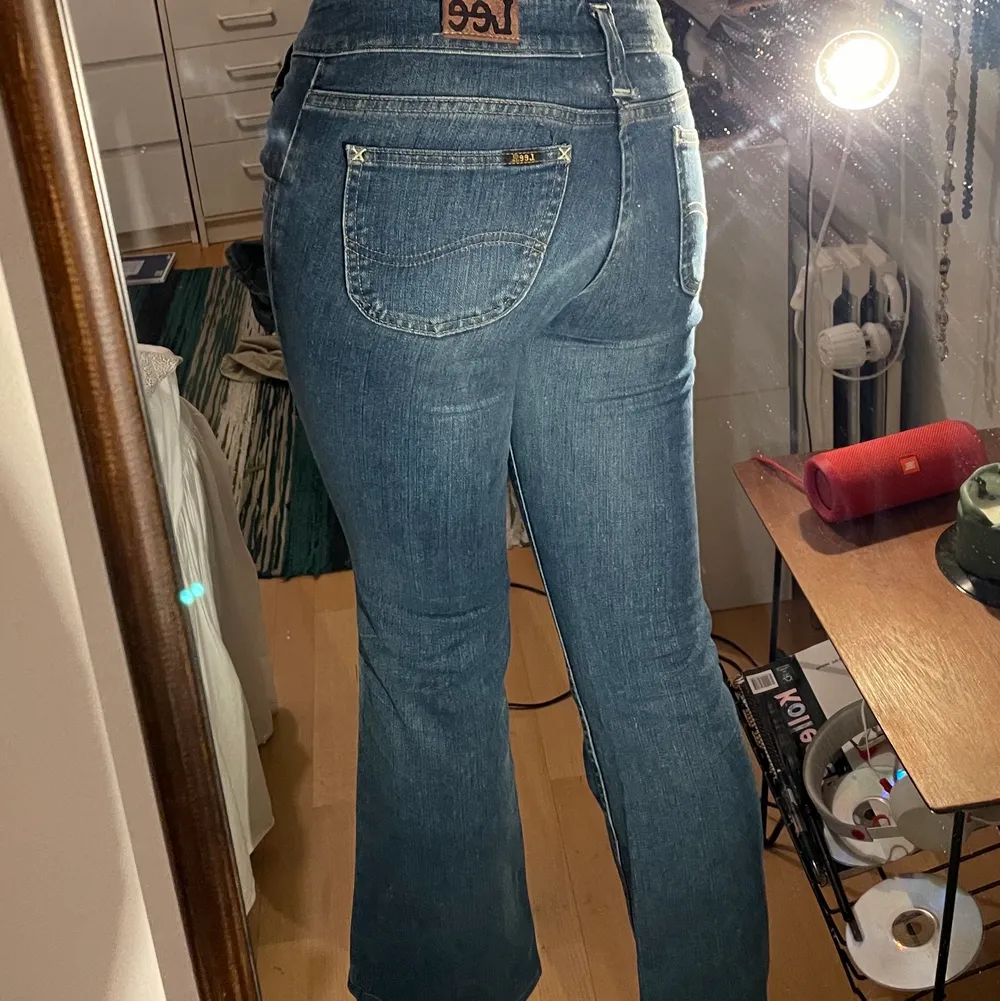 Lågmidjade bootcut jeans från Lee. Tyvärr för små och för korta för mig som är 172cm. W28L31 - Midjemått 76cm, innerbenslängd 77 cm. Jeans & Byxor.