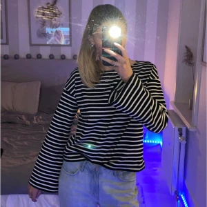 Randig tröja från NA-KD  - Säljer denna sjukt snygga randiga tröjan från NA-KD då jag tycker den är lite stor på mig. Den är i storlek s.