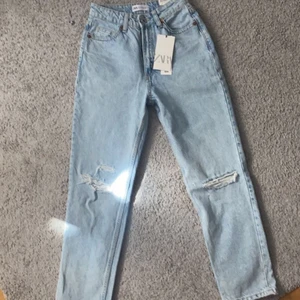 Jeans  - Ett par blåa jeans,  aldrig andvänt dom pga att dom är försmå och inte skickat tbx dom. Vanligt pris 399 