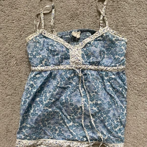 Linne - Gullig sommartopp som man knyter under brösten!