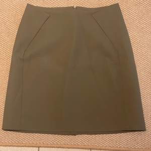 Superfin minimalistisk kjol. Använts några gånger men har mycket kvar att ge. Lite hårdare tyg, sitter väldigt fint på.