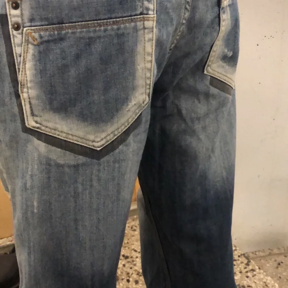Ett par ljusa blåa baggy jeans 👖 från 2000-talet. Skit snygga. Jeans & Byxor.