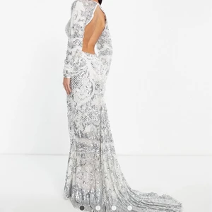 VIT KLÄNNING - Köpt från ASOS original pris: 3000kr. Den är aldrig använd. Som ni ser är den packad och klar. Första bilden ser ni att klänningen är lång med släp. Jätte fint till studenten eller ett event. Inget är sönder, den är splitter ny. Passar storlek S/M. De går att göra den tight om man nu skulle vilja de. Dragkedja under ryggen och även en knapp längst upp för att göra den mer tight. Jag sänker inte priset då den var dyr och att den är helt splitter ny. Oseriösa köpare kommer jag inte svara på. 