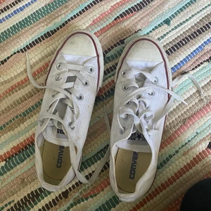 Converse skor  - Säljer dessa vita låga converse i storlek 36,5. Så fina nu till våren/ sommaren. Använda därav priset💜 Går säkert att få bort en del av smutsat. Hör av dig vid frågor! 